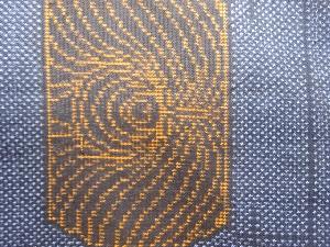 アンティーク　亀甲に抽象模様織り出し本場泥大島紬着物(5マルキ)